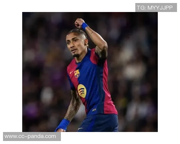 拉菲尼亚赛后感动跪地与弗里克深情相拥庆祝夺冠荣耀